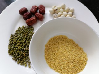 1、绿豆小米粥,准备好所需材料