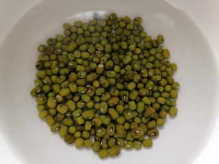 2、绿豆小米粥,绿豆提前浸泡并清洗干净