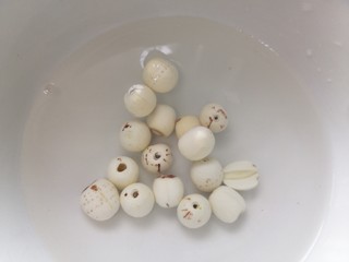 3、绿豆小米粥,莲子提前浸泡