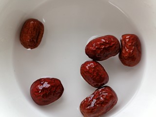 4、绿豆小米粥,红枣泡水并清洗干净