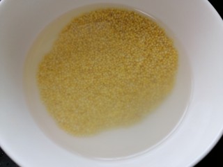 5、绿豆小米粥,小米淘洗干净