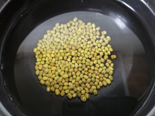 6、绿豆小米粥,将绿豆放入锅内加适量水煮