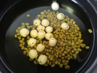 7、绿豆小米粥,煮一会之后将莲子放入锅内煮