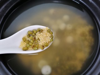 8、绿豆小米粥,再煮一会放入小米一起煮