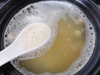 9、绿豆小米粥,撇去浮沫
