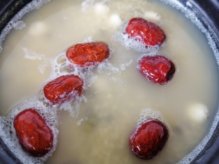 11、绿豆小米粥,放入红枣一起煮