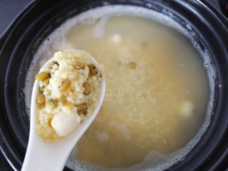 10、绿豆小米粥,等小米煮至膨胀