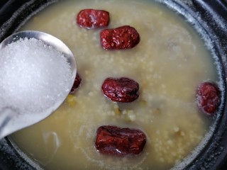 12、绿豆小米粥,放入一勺白糖调味