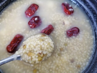 13、绿豆小米粥,煮至绿豆开花即可关火