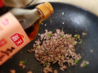 5、肉末芹菜,炒至变色发白时，放料酒炒匀