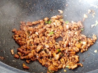 8、肉末芹菜,炒匀至上色