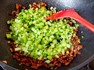 9、肉末芹菜,放入芹菜末炒匀