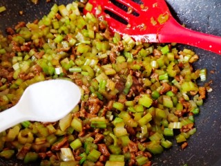 10、肉末芹菜,炒匀后加盐