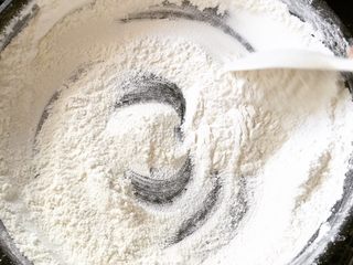 1、火腿伍仁月饼,超市买的糯米粉都是生的 我们需要把它小火!记住是小火!小火!炒熟 一直翻动 炒到微微的黄色 没有生粉的味道 放凉备用