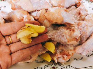 6、蜜汁烤翅根-年夜饭、宴请菜类,生姜切片放到翅根里。