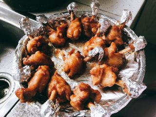 16、蜜汁烤翅根-年夜饭、宴请菜类,将烤翅拿出烤箱，把烤盘里的汤汁倒干净。