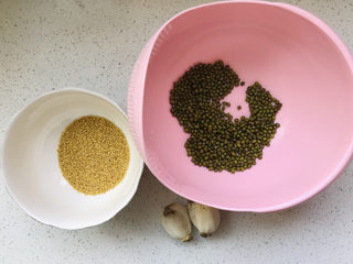 1、绿豆小米粥,所有用到的食材都在这里了，用料虽然简单，但想要在早餐时喝到一碗绿豆小米粥，是需要提前一天准备的，原因是我没有带预约功能的高压锅；