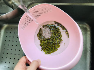 2、绿豆小米粥,清洗绿豆；