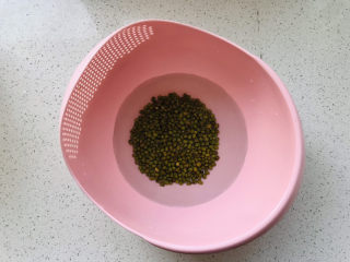 3、绿豆小米粥,洗干净后，加清水常温泡绿豆；