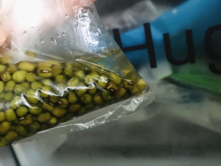 6、绿豆小米粥,封口放进冰箱冷冻3-4小时；