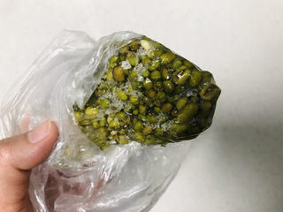 9、绿豆小米粥,取出已经冻成冰的绿豆；