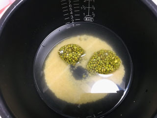 10、绿豆小米粥,放进电饭锅内胆里；