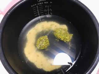 11、绿豆小米粥,加3人份的清水，我家电饭锅内胆的刻度刚好在3的位置；
