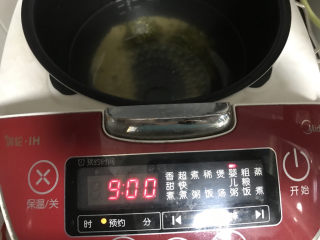 12、绿豆小米粥,盖上锅盖，按下煮粥键，预约合适的时间；
