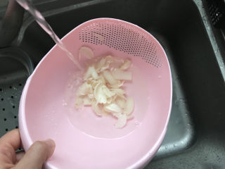 13、绿豆小米粥,第二天一早，清理鲜百合，清洗干净；