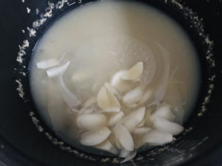 14、绿豆小米粥,放进煮好的绿豆小米粥里，煮4分钟，再焖一会儿；