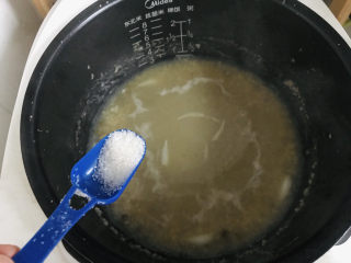 15、绿豆小米粥,盛出前，放一点儿白糖；