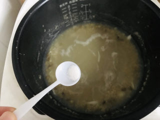 16、绿豆小米粥,再放点儿盐搅匀；