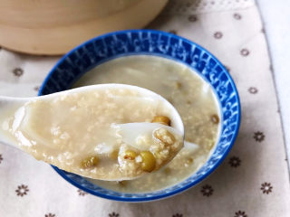 18、绿豆小米粥,搭配香甜的兰州百合，绿豆小米粥从一碗早餐粥立刻变成一份夏日清凉甜品。