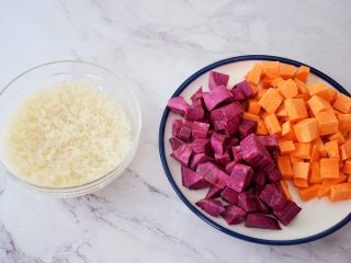 2、双薯粥,大米淘洗干净备用，红薯去皮切成小块，紫薯去皮切成小块，大小随自己喜好