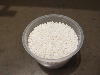 2、干贝海鲜粥,大米50克，糯米50克，洗干净。