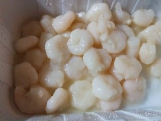 4、干贝海鲜粥,虾仁洗100克。
