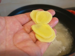 7、干贝海鲜粥,加入姜片。