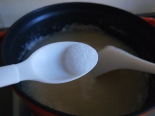 12、干贝海鲜粥,锅中放少许盐。