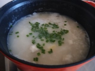 15、干贝海鲜粥,出锅撒上香葱。