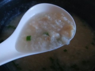 16、干贝海鲜粥,美味儿营养粥做好。