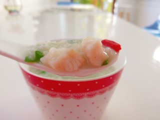 17、干贝海鲜粥,成入碗中趁热吃啊。