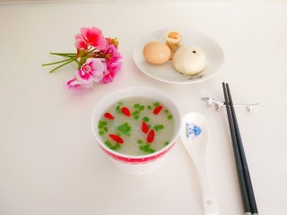 18、干贝海鲜粥,早餐美食加一个鸡蛋，一个豆沙包，一个小烧麦美美的。