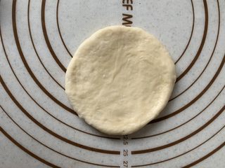 6、豆沙小餐包,取一面团拍扁，擀圆、翻面