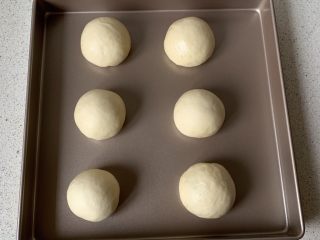 7、豆沙小餐包,依次做好。注意预留空隙