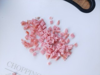 4、馒头抱蛋,火腿也切成小丁