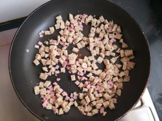 7、馒头抱蛋,平底锅内倒油，把馒头丁，火腿丁倒进去翻炒，加少许盐