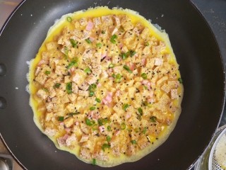 10、馒头抱蛋,小火煎，在鸡蛋液快凝固的时候撒熟黑芝麻，葱花