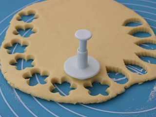 9、南瓜奶片,用模具压