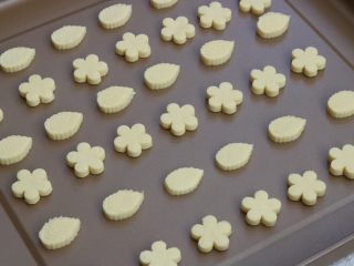 11、南瓜奶片,放在烤盘中