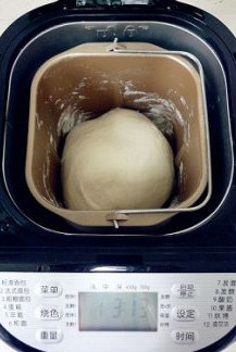 5、徐州过年头牌美食—猪肉饺子,和成光滑面团，半小时左右。